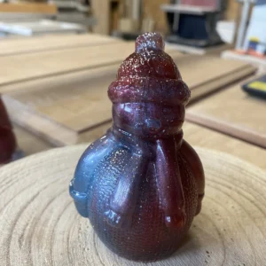 Bonhomme de neige bleu et bordeaux